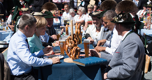 Zünftige Brotzeit: Bundeskanzlerin Merkel trifft im oberbayerischen Krün US-Präsident Obama. 
Foto: Bundesregierung/Kugler
