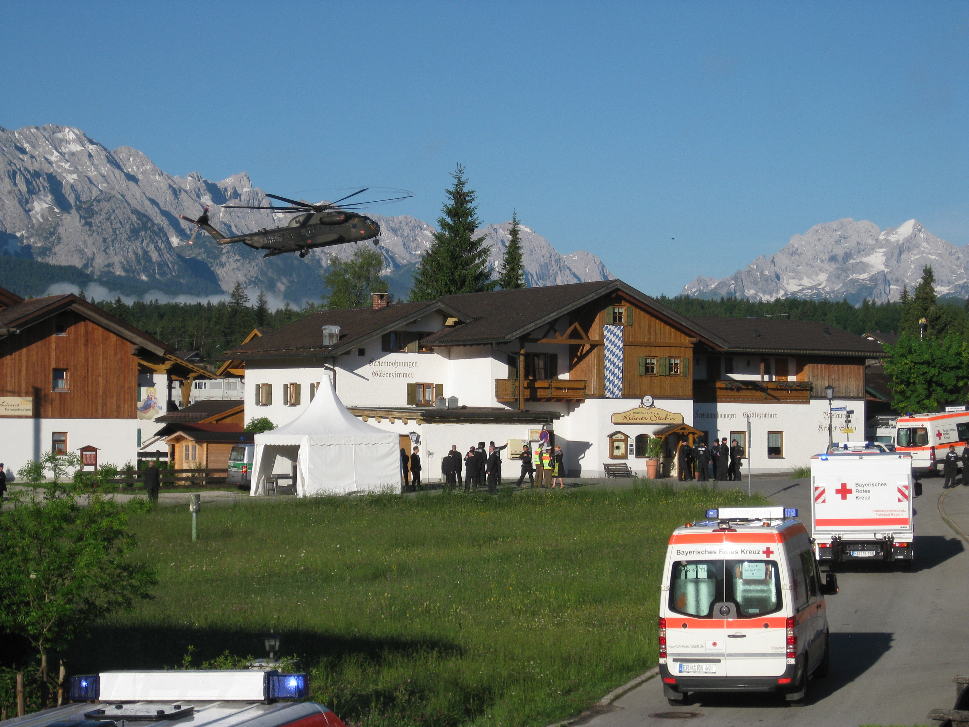 Die Bundeskanzlerin landet mit dem Hubschrauber am Sportplatz